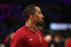 PG官方平台-知名训练师：首位信任我的NBA球员是JR 曾一整年都睡在他家沙发上
